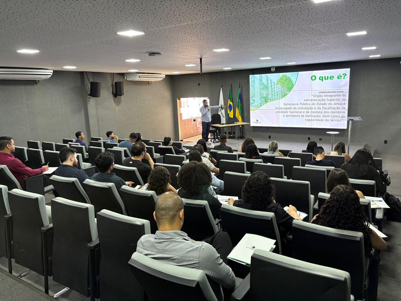 Capa da notícia 22 profissionais de Direito iniciam f