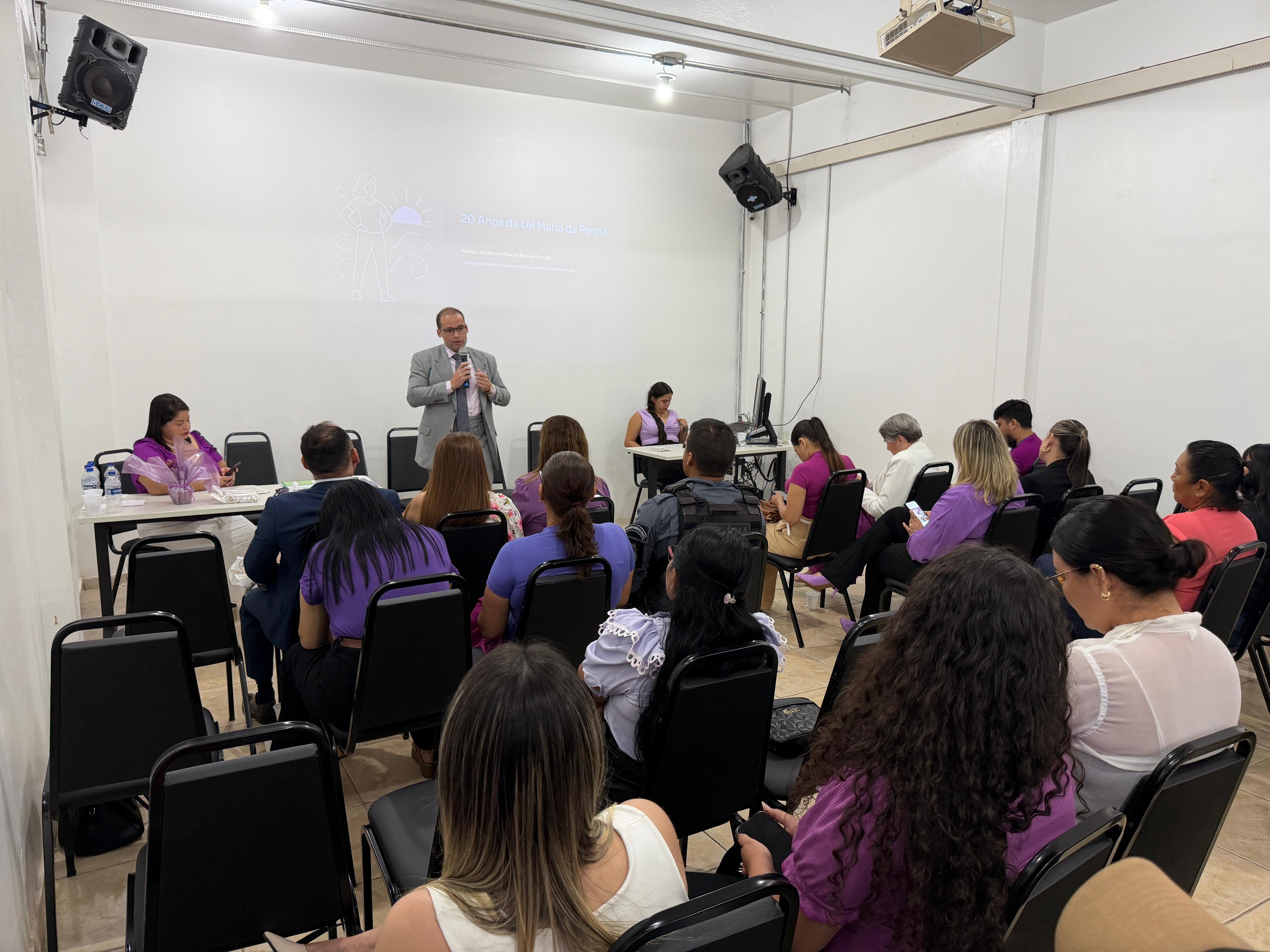 Capa da notícia Machismo estrutural e dependência financeira mantêm ciclo da violência de gênero, aponta palestra de defensor público